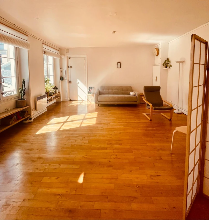 Un espace d'atelier à Paris 11e accueillant le cercle de La Voie des Saisons