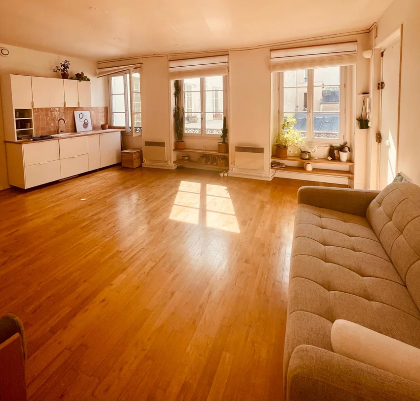La salle des ateliers de La Voie des Saisons à Paris 11e, baignée de la lumière du matin